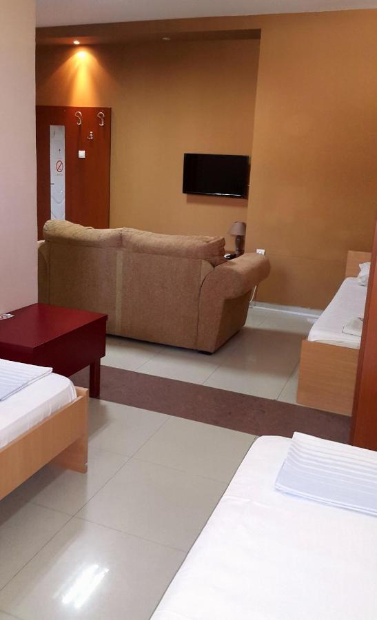 Hostel Paparazzo & Apartmens Kikinda ภายนอก รูปภาพ